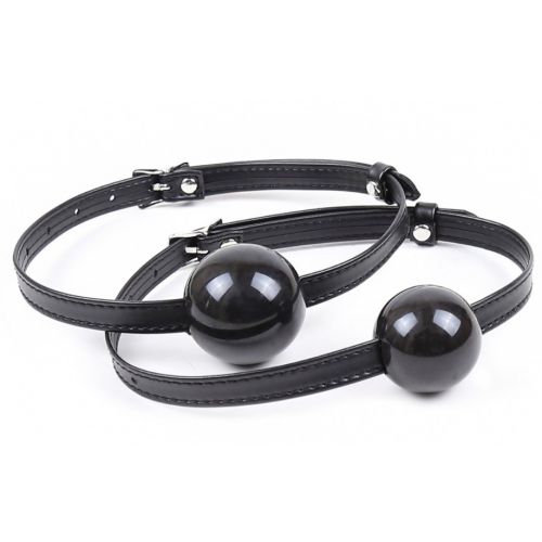 Силиконовый кляп-шар черного цвета на тонком ремешке