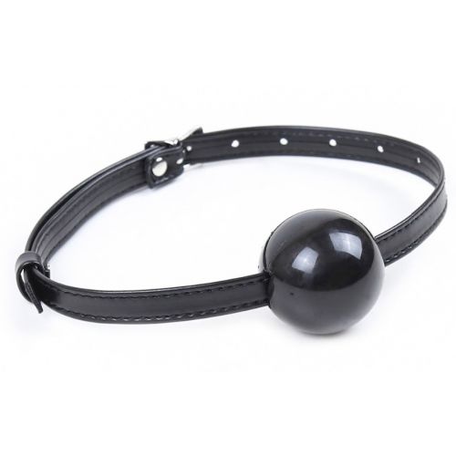 Черный кляп-шар из силикона на тонком ремешке