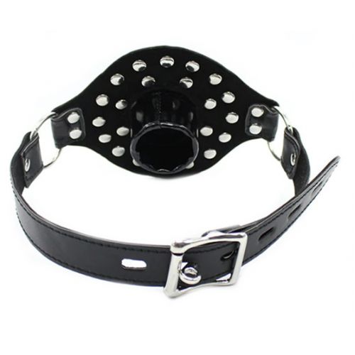 Черный кляп-затычка декорированный заклепками