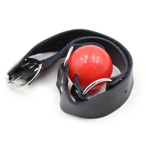 Красный силиконовый кляп на кожаном ремешке