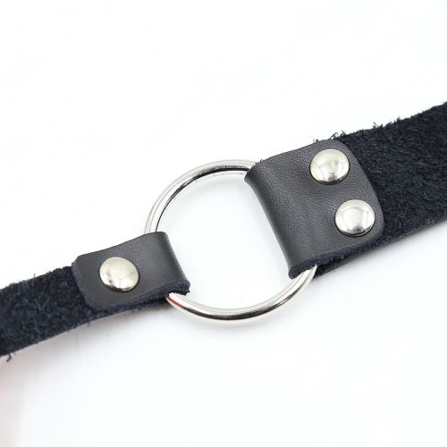 Красный силиконовый кляп на кожаном ремешке