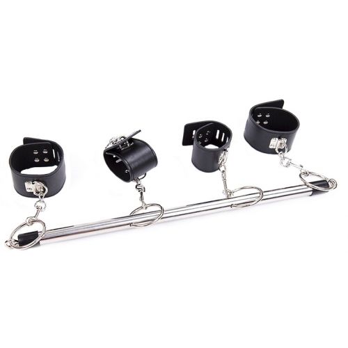 Длинная бондажная распорка с наручниками и поножами черного цвета