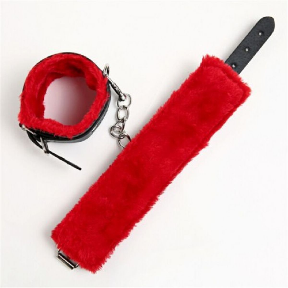 Черные наручники с красной меховой подкладкой 