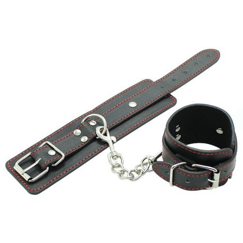 Регулируемые черные наручники с красными строчками