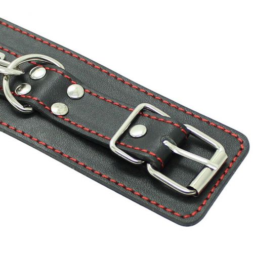 Регулируемые черные наручники с красными строчками