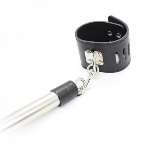 Короткая бондажная распорка с черными наручниками