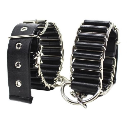 Черные оковы с металлическими кольцами