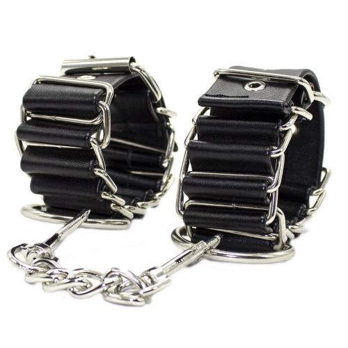 Черные оковы с металлическими кольцами