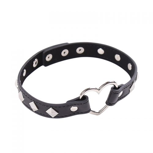 Ошейник с сердечком на заклепках в форме ромбов 