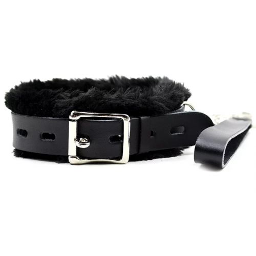Черный кожаный ошейник с мехом и поводком