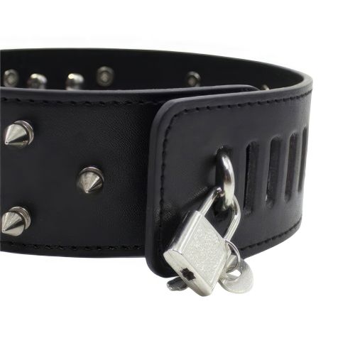 Широкий черный ошейник с шипами