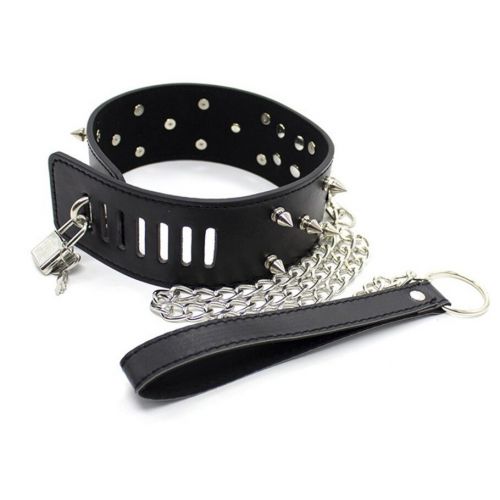 Широкий ошейник с шипами