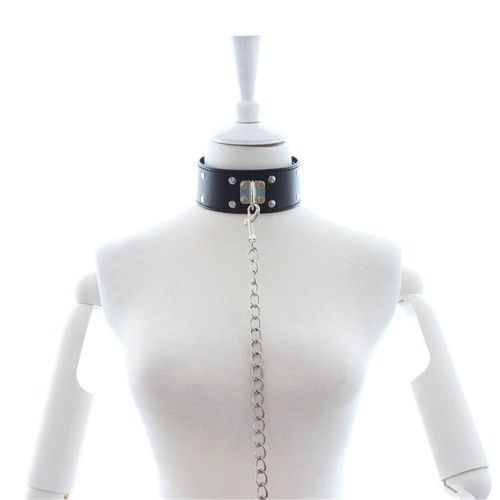 Широкий черный ошейник с заклепками