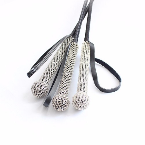 Стек с декорированной стразами рукоятью и хлестким наконечником