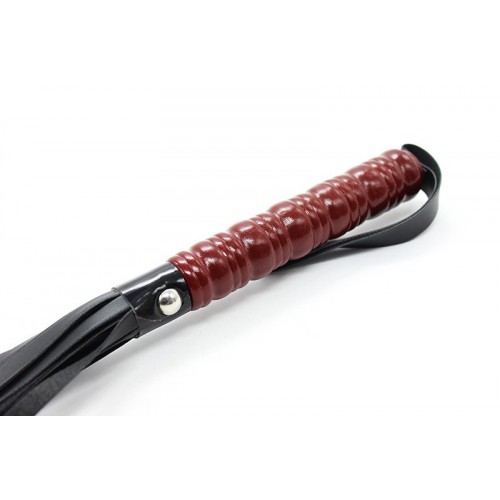 Черная плеть с коричневой деревянной ручкой