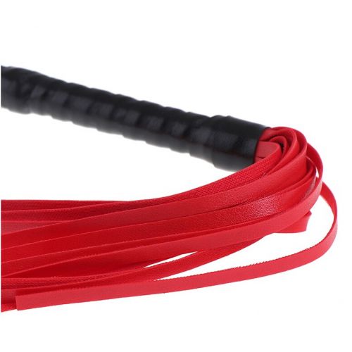 Маленькая красно-черная плеть с кольцом на рукоятке