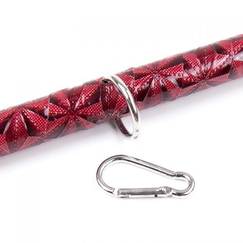 Лакированная распорка красного цвета с металлическими карабинами