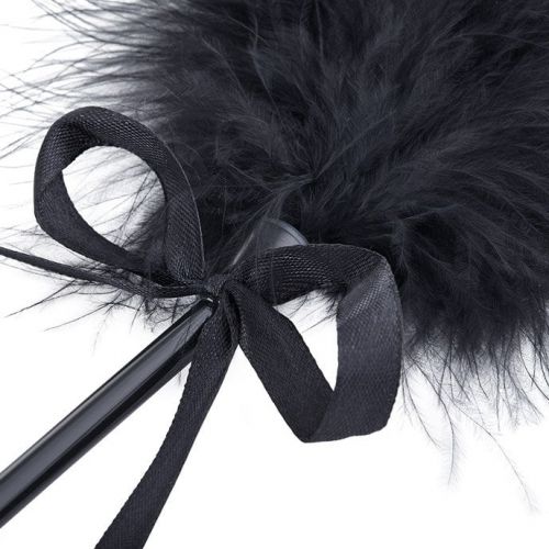 Пушистый черный тиклер с бантиком 21 см
