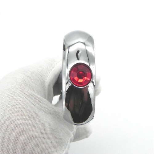 Серебристая втулка с изогнутым телом и двумя звеньями из стали