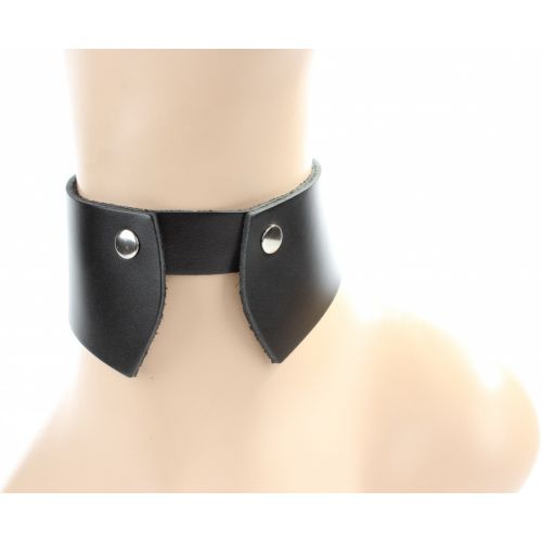 Дерзкий кожаный чокер-воротничок с заклепками