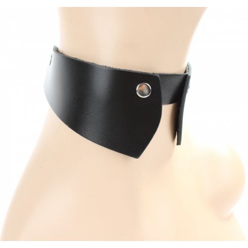 Дерзкий кожаный чокер-воротничок с заклепками