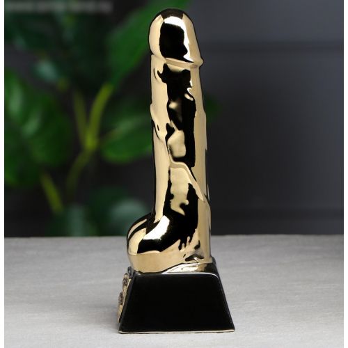 Золотая статуэтка в виде члена Лучшему сотруднику