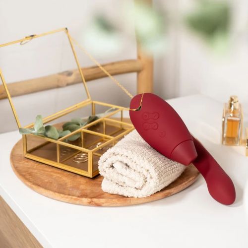 Роскошный вакуумный вибростимулятор для G точки и клитора Womanizer Duo 2 бордовый